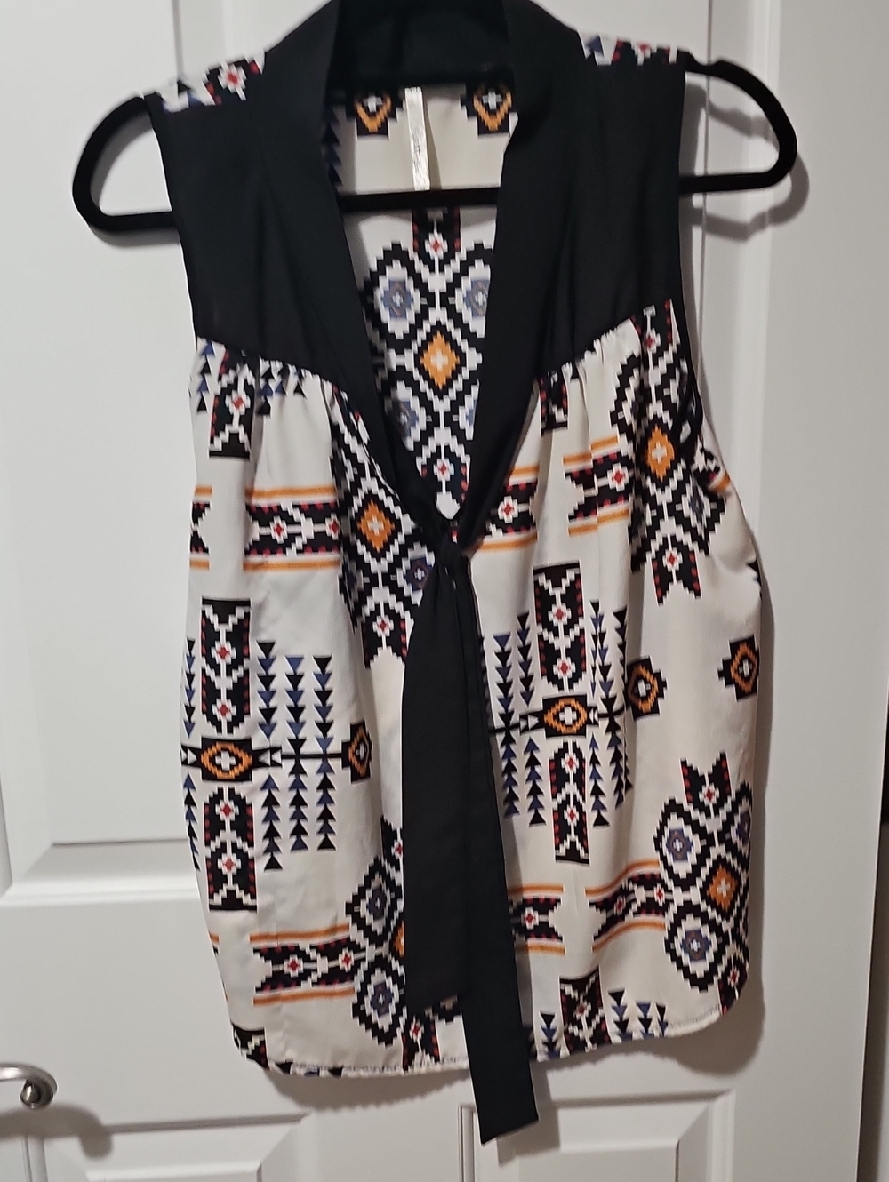 Women's Size Medium Sleeveless Tribal Print V-Neck Top - Black & Cream